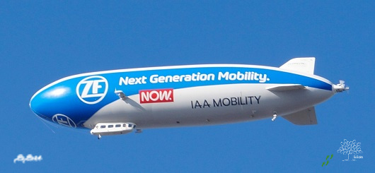Blauer Himmel über der IAA new Mobility in München